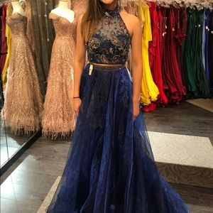 Selling a size 4 navy blue prom dress